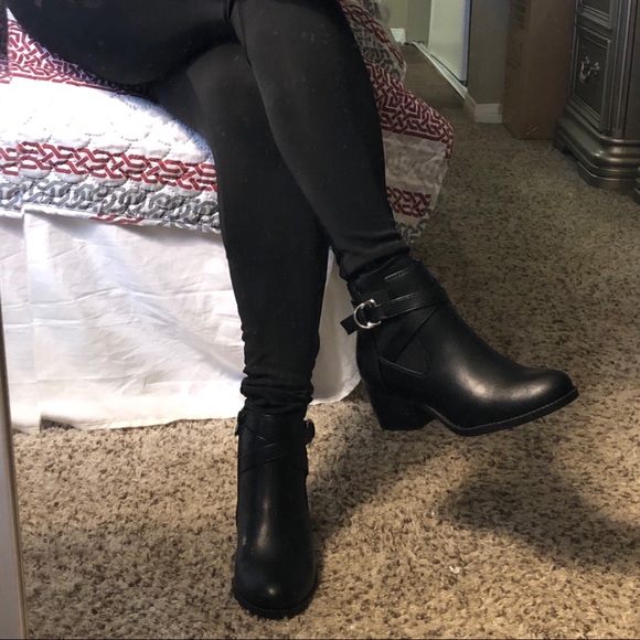New black booties with buckle - Picture 5 of 7